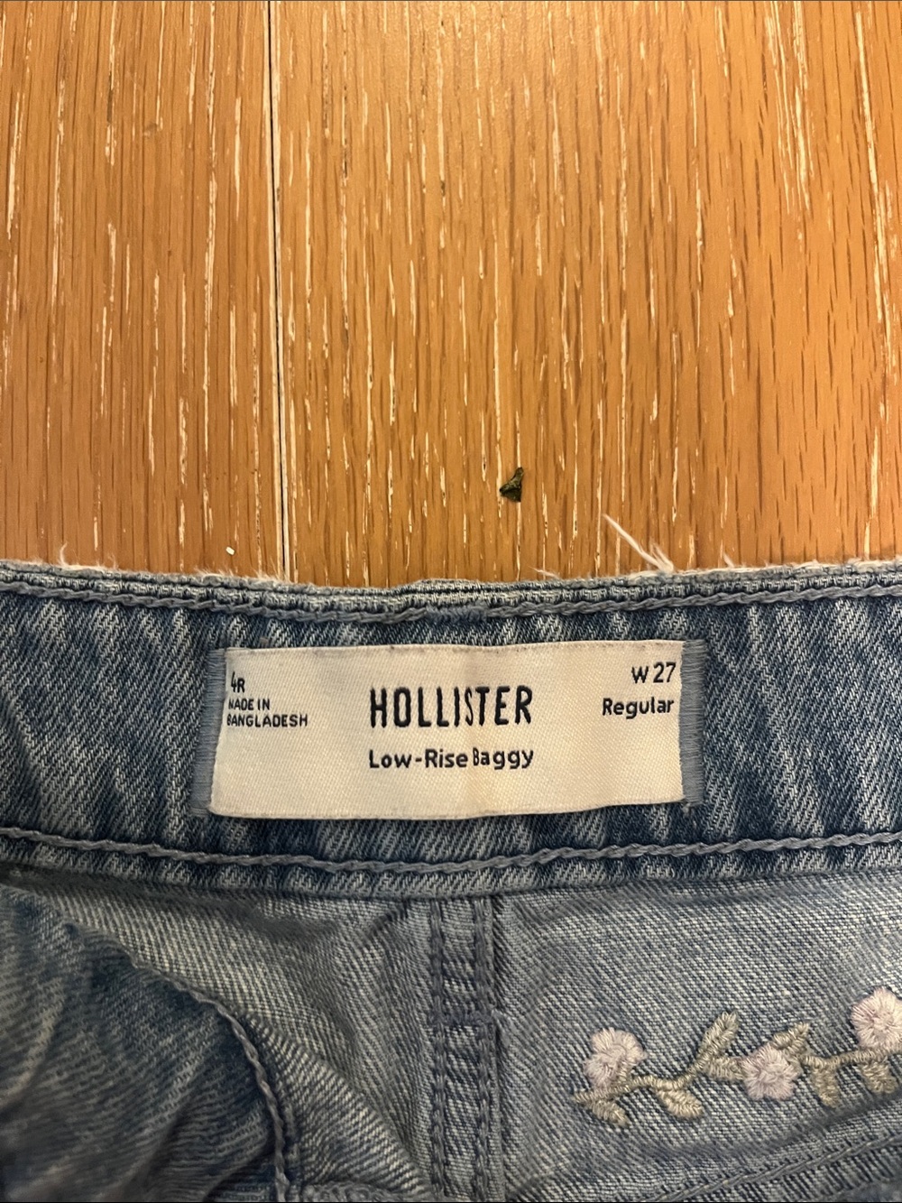 Hollister Low-Rise Baggy Jeans - Light Wash Denim with Embroidery - Picture 2 of 8